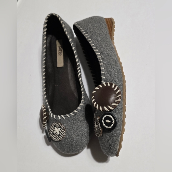 PINK Studio Size 6 Gray Women's Ballet Flat With Button Details Beautiful Cute - Picture 5 of 12